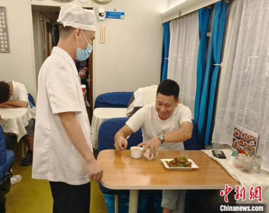 杨志文为乘客送上餐食 广九客运段 供图