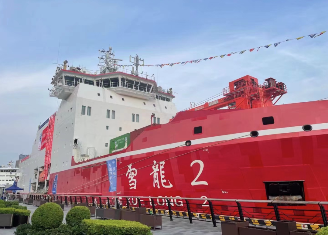 “雪龙2”号极地考察船从上海港国际客运中心码头起航。图片来源：中国气象局